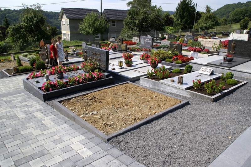 Unser Friedhof wird verschoenert 2008 Bild Nr.007